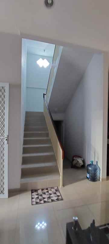 dijual rumah agung barat