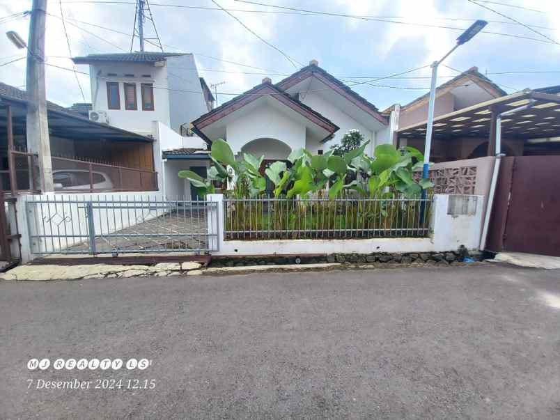 dijual rumah antapani