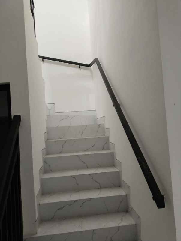 dijual rumah baru gress di tenggilis mejoyo