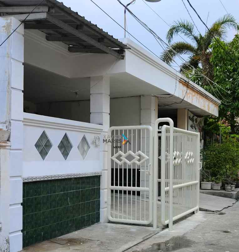 dijual rumah di babatan pantai terawat siap huni