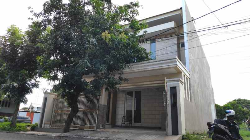dijual rumah graha santoso regency