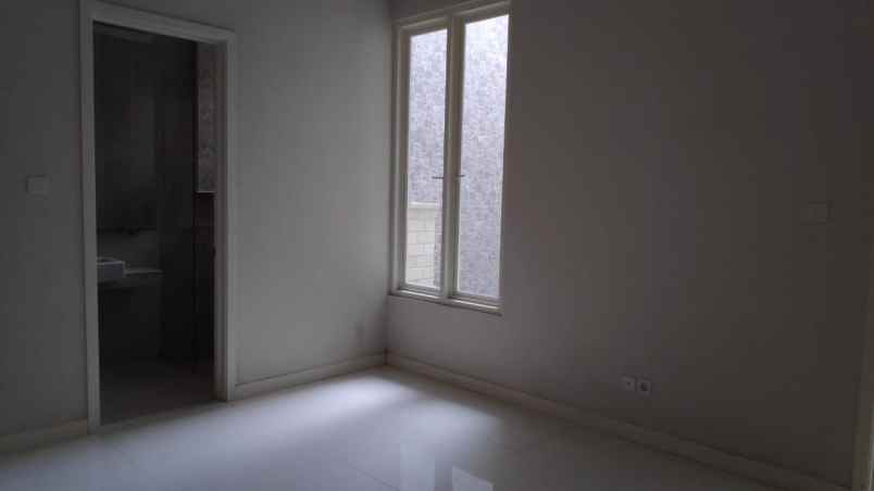 dijual rumah graha santoso regency