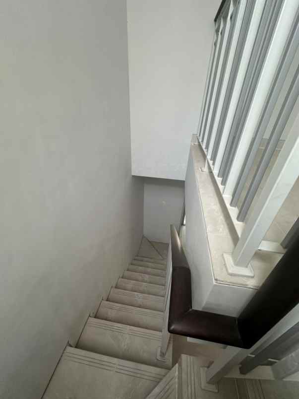 dijual rumah grand pakuwon gladstone