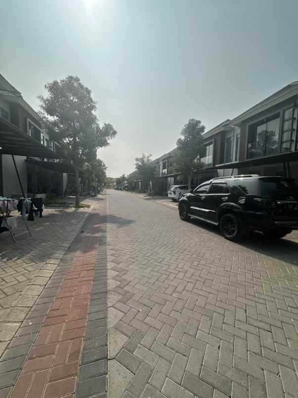 dijual rumah jalan grand pakuwon