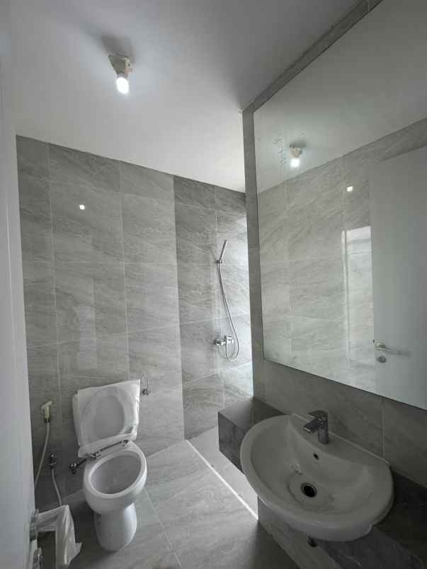 dijual rumah jalan grand pakuwon
