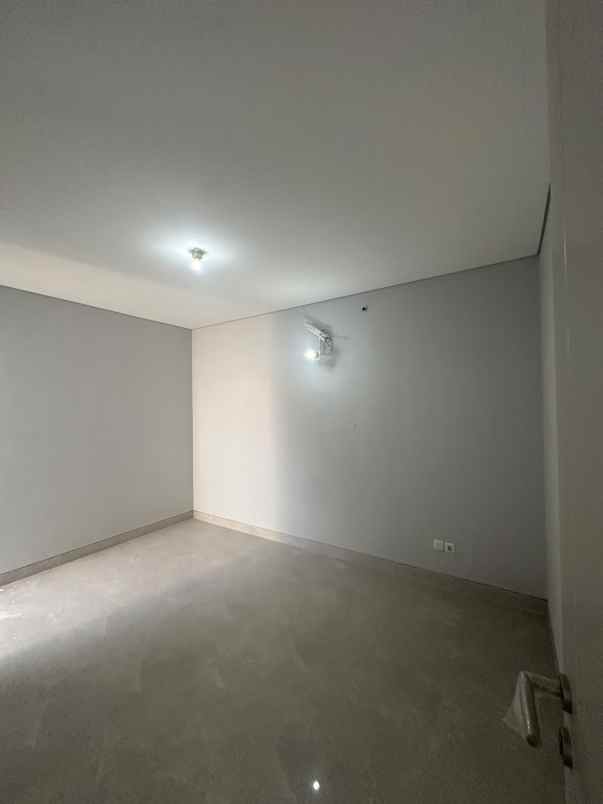 dijual rumah jalan grand pakuwon