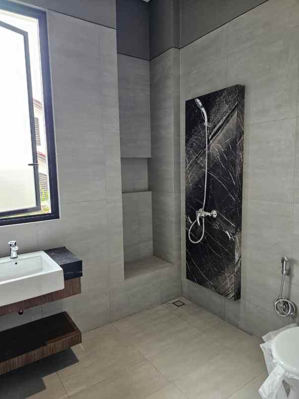 dijual rumah jalan manyar indah