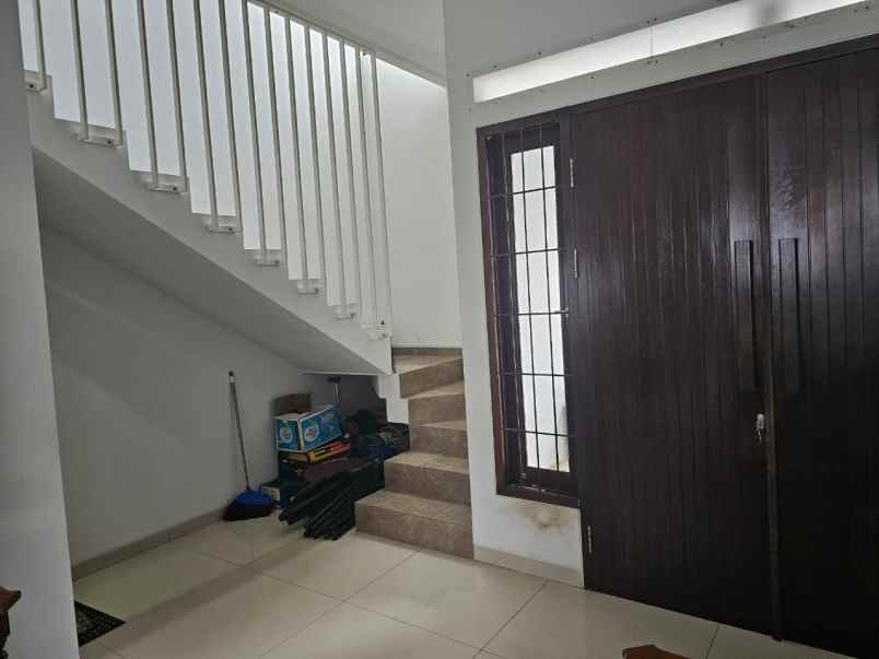 dijual rumah jalan raya ciputat komplek