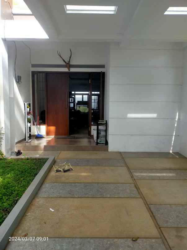 dijual rumah jalan raya ciputat komplek