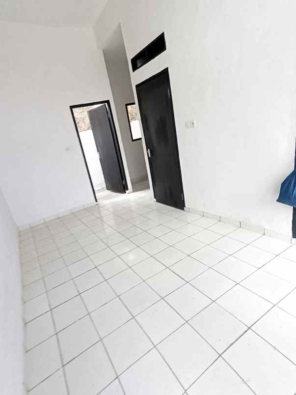 dijual rumah jalan raya megu cisoka