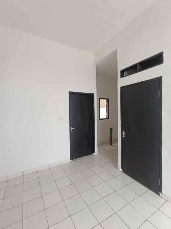 dijual rumah jalan raya megu cisoka