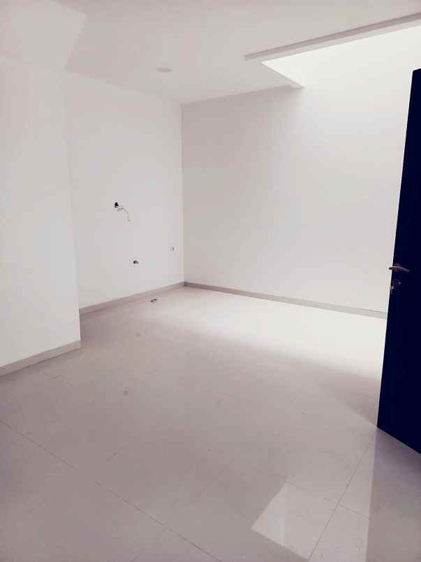 dijual rumah jalan raya meruya utara