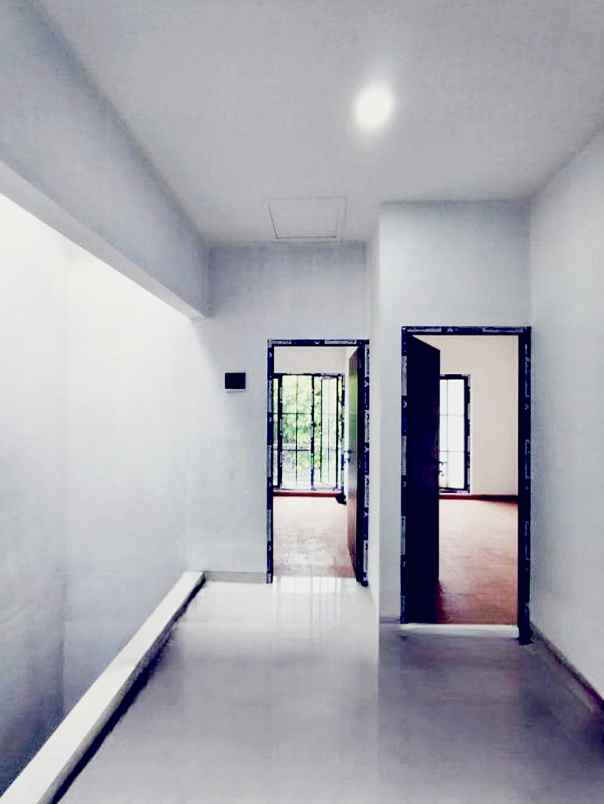 dijual rumah jalan raya meruya utara