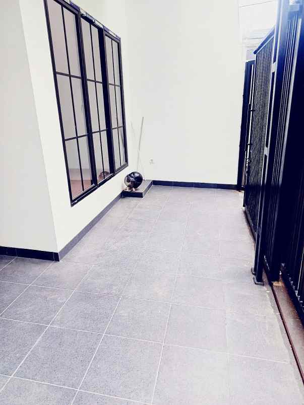 dijual rumah jalan raya meruya utara