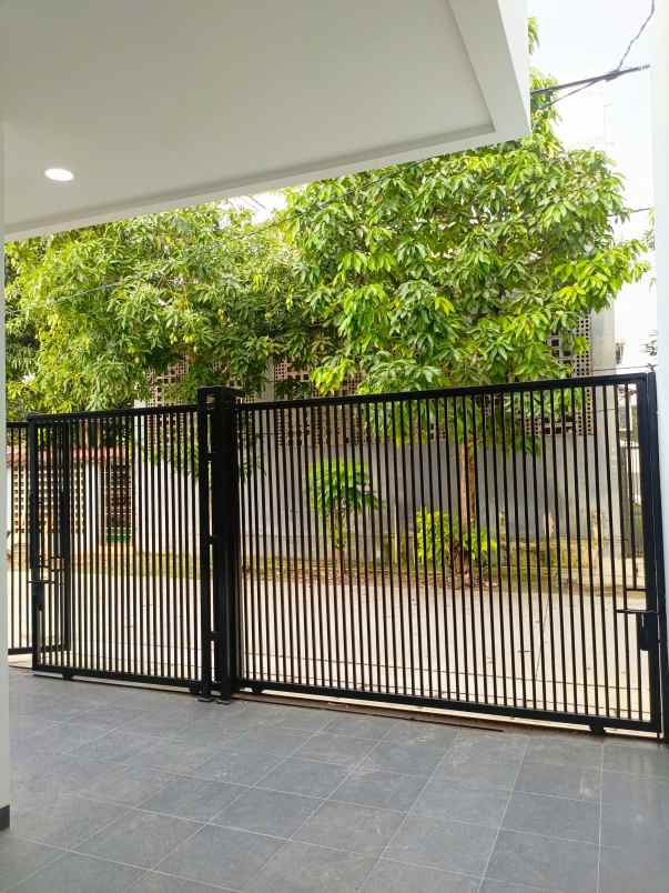 dijual rumah jalan raya meruya utara