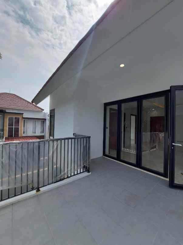 dijual rumah jl adam malik