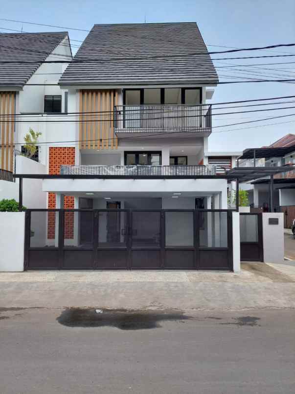 dijual rumah jl adam malik