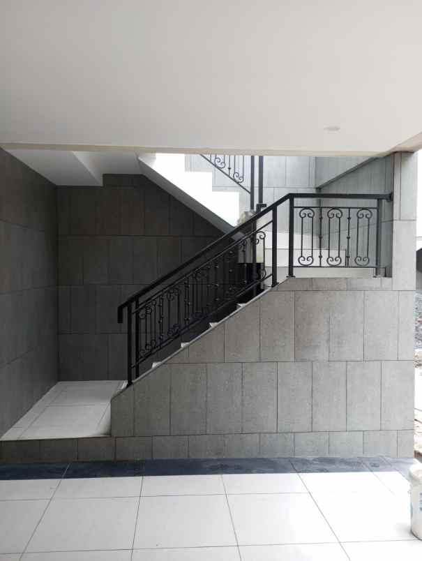 dijual rumah jl bambu apus cipayung