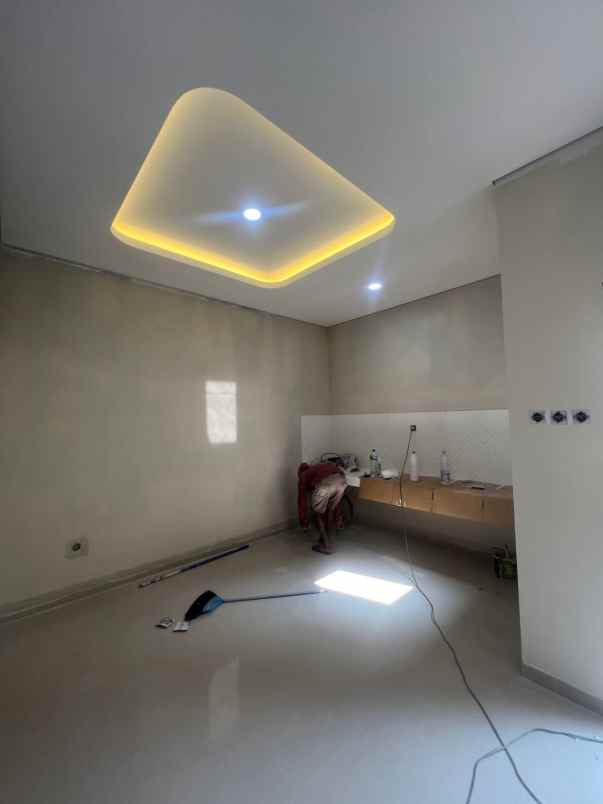 dijual rumah jl caman raya jatibening