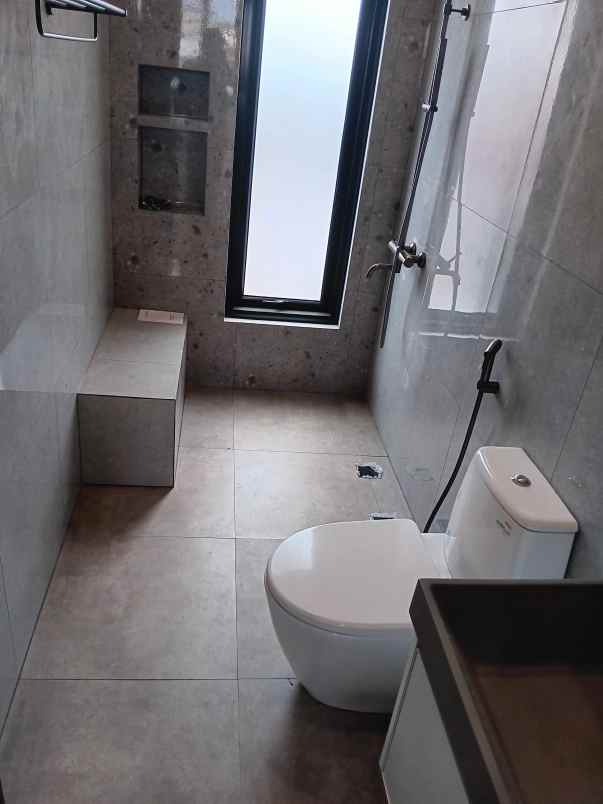 dijual rumah jl raya caman jatibening