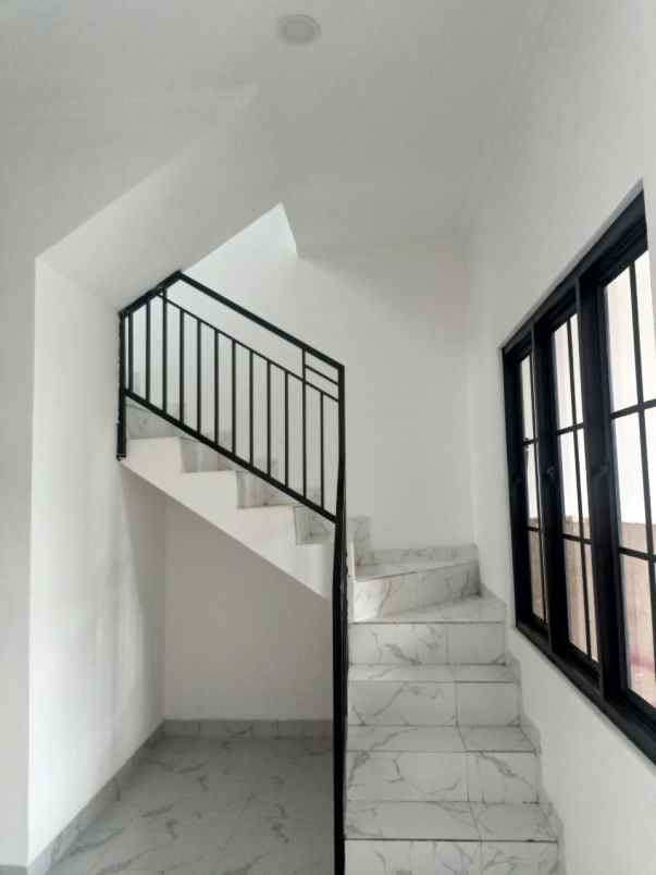 dijual rumah jl raya kav arta kencana 2