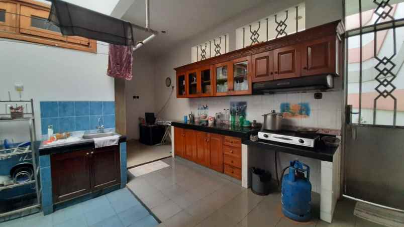 dijual rumah jln lembang