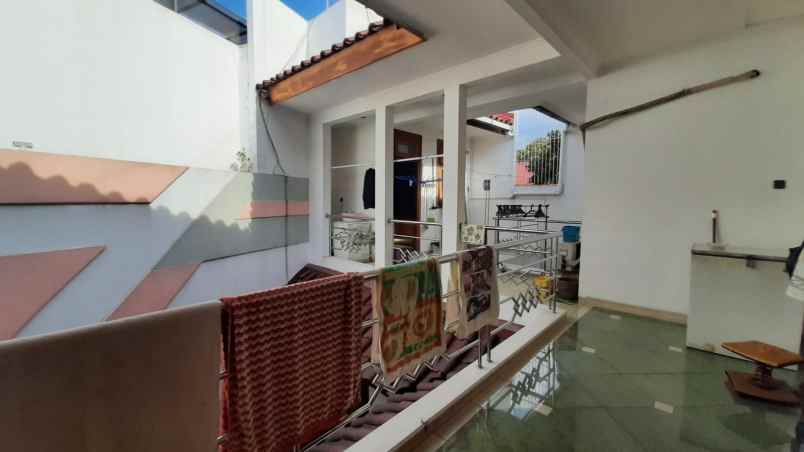 dijual rumah jln lembang