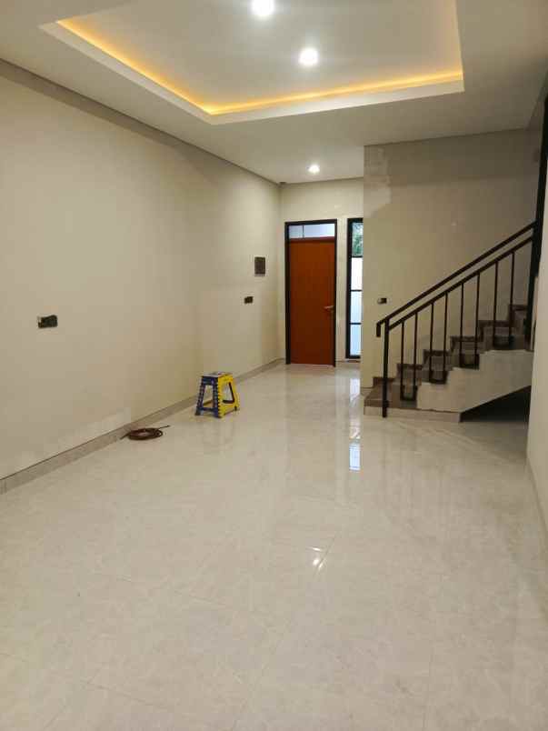 dijual rumah kav dki meruya utara jakbar