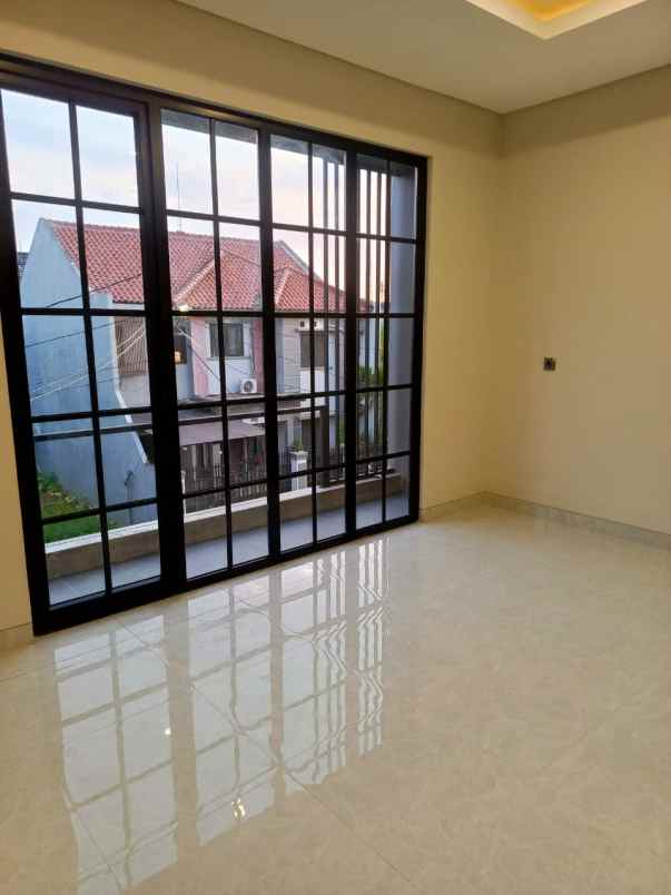 dijual rumah kav dki meruya utara jakbar