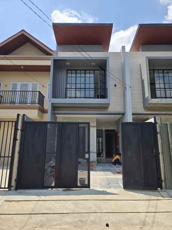 dijual rumah kav dki meruya utara jakbar