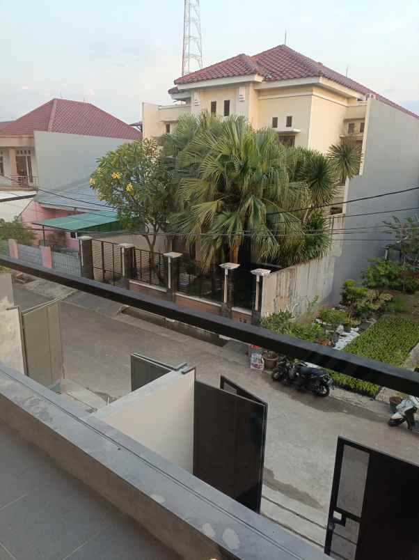 dijual rumah kav dki meruya utara jakbar