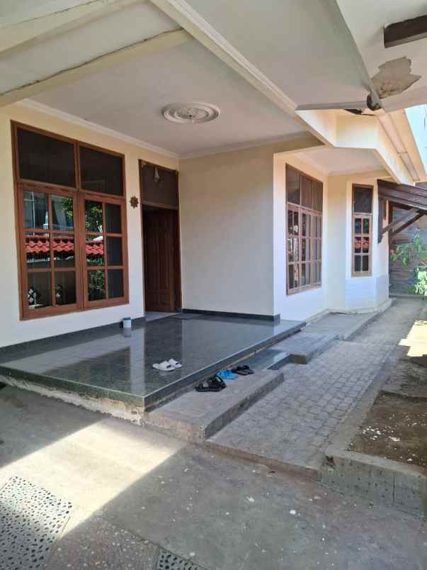 dijual rumah kebonsari elveka