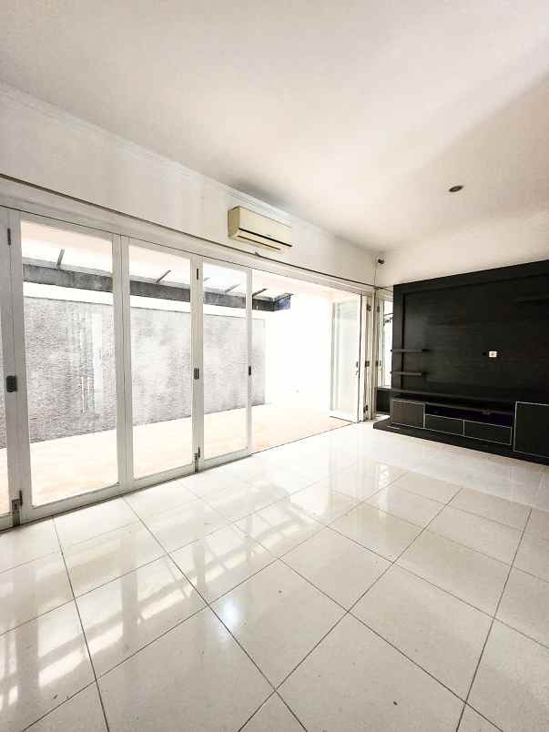 dijual rumah komplek emerald bintaro