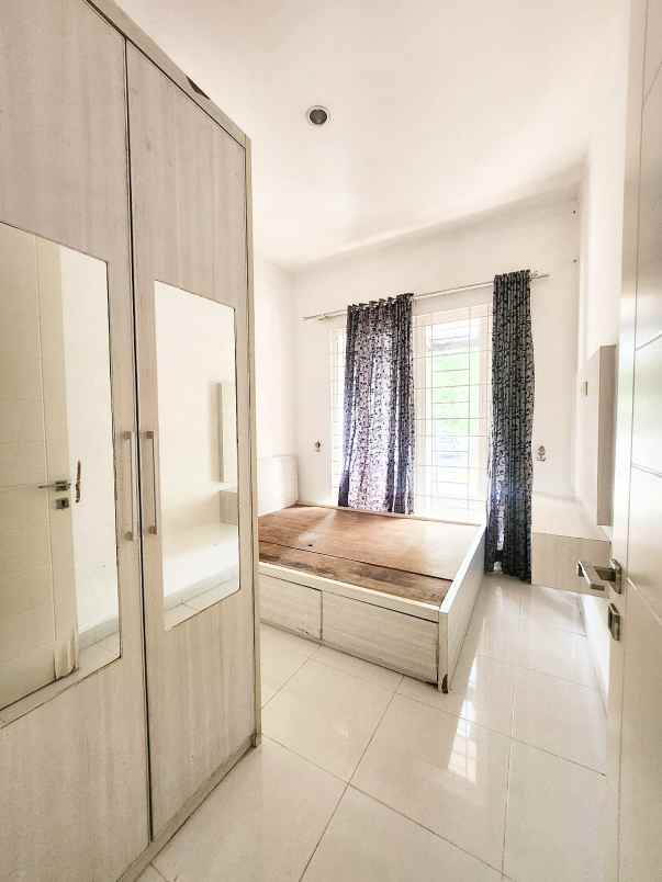 dijual rumah komplek emerald bintaro