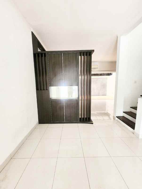 dijual rumah komplek emerald bintaro