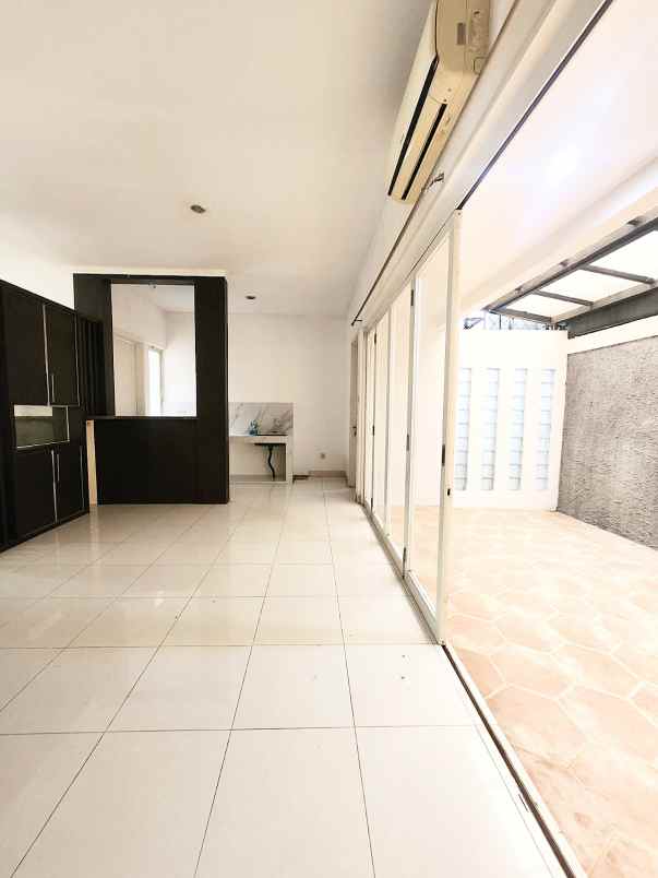 dijual rumah komplek emerald bintaro