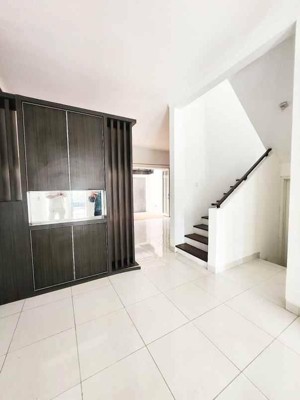 dijual rumah komplek emerald bintaro