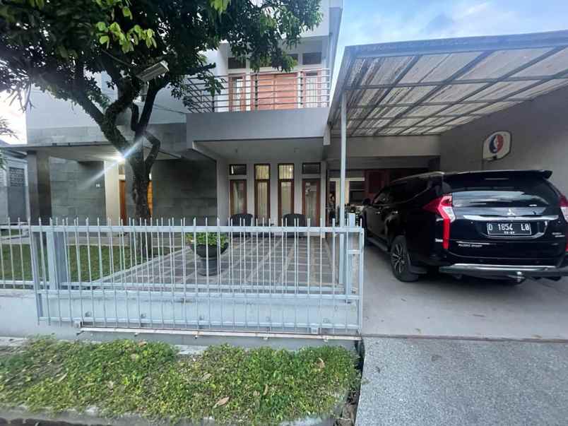 dijual rumah komplek golf barat