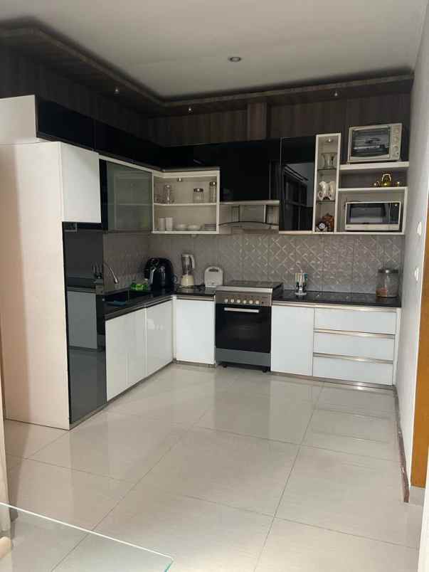 dijual rumah komplek golf barat