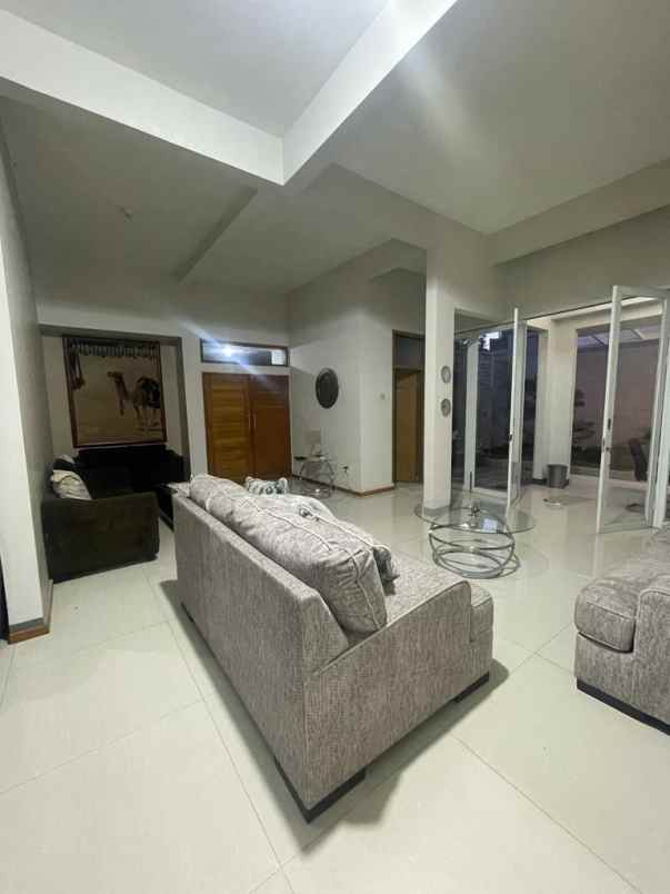 dijual rumah komplek golf barat