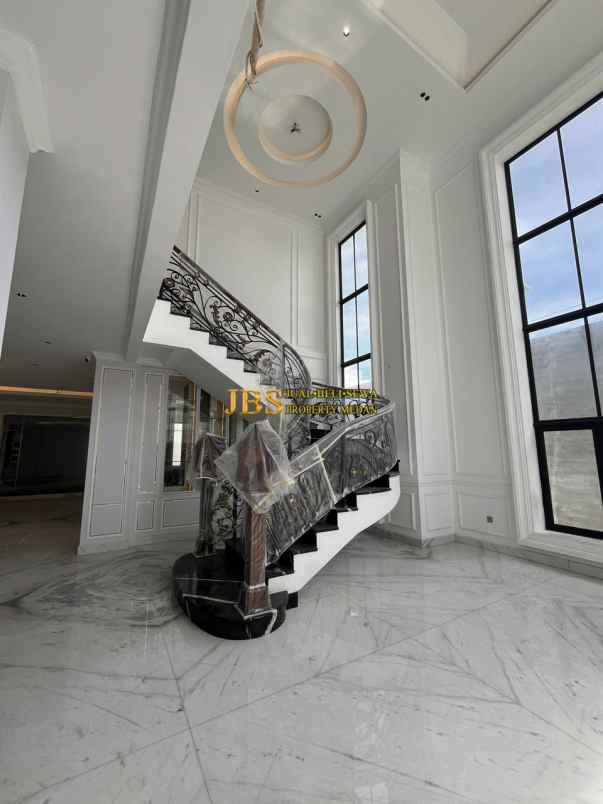 dijual rumah komplek graha metropolitan