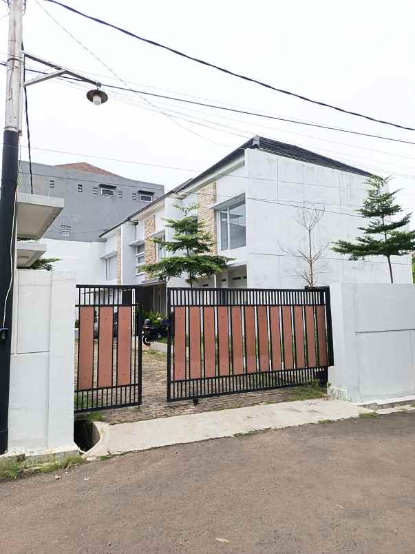 dijual rumah komplek kavling deplu adam