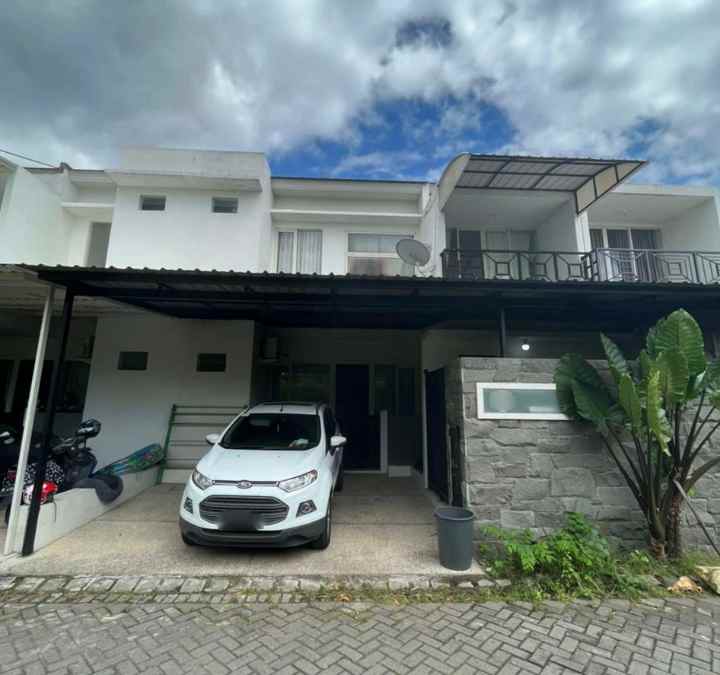 dijual rumah lakarsantri