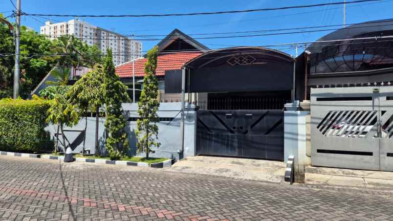 dijual rumah lama terawat manyar kartika tengah kota