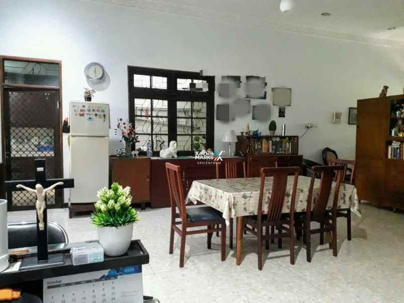 dijual rumah lama terawat manyar kartika tengah kota