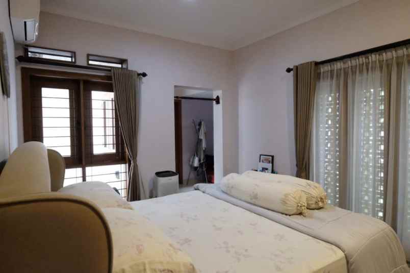 dijual rumah lebak lestari indah