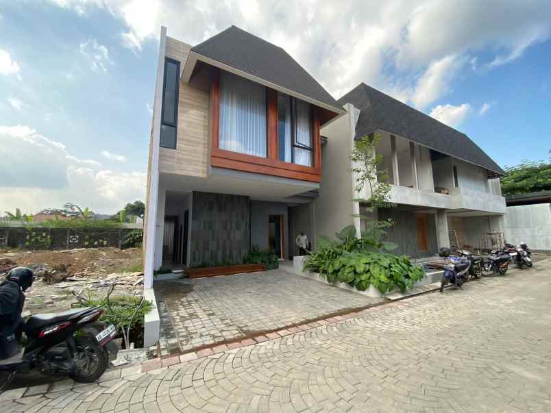 dijual rumah maguwoharjo depok sleman