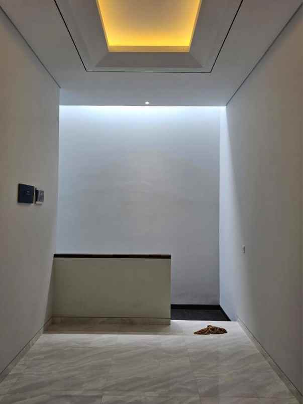 dijual rumah manyar indah