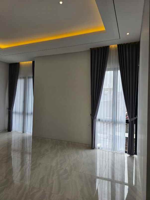 dijual rumah manyar indah