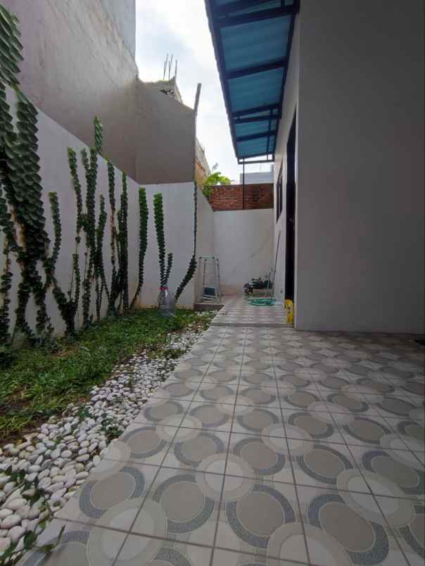 dijual rumah meruya kembangan